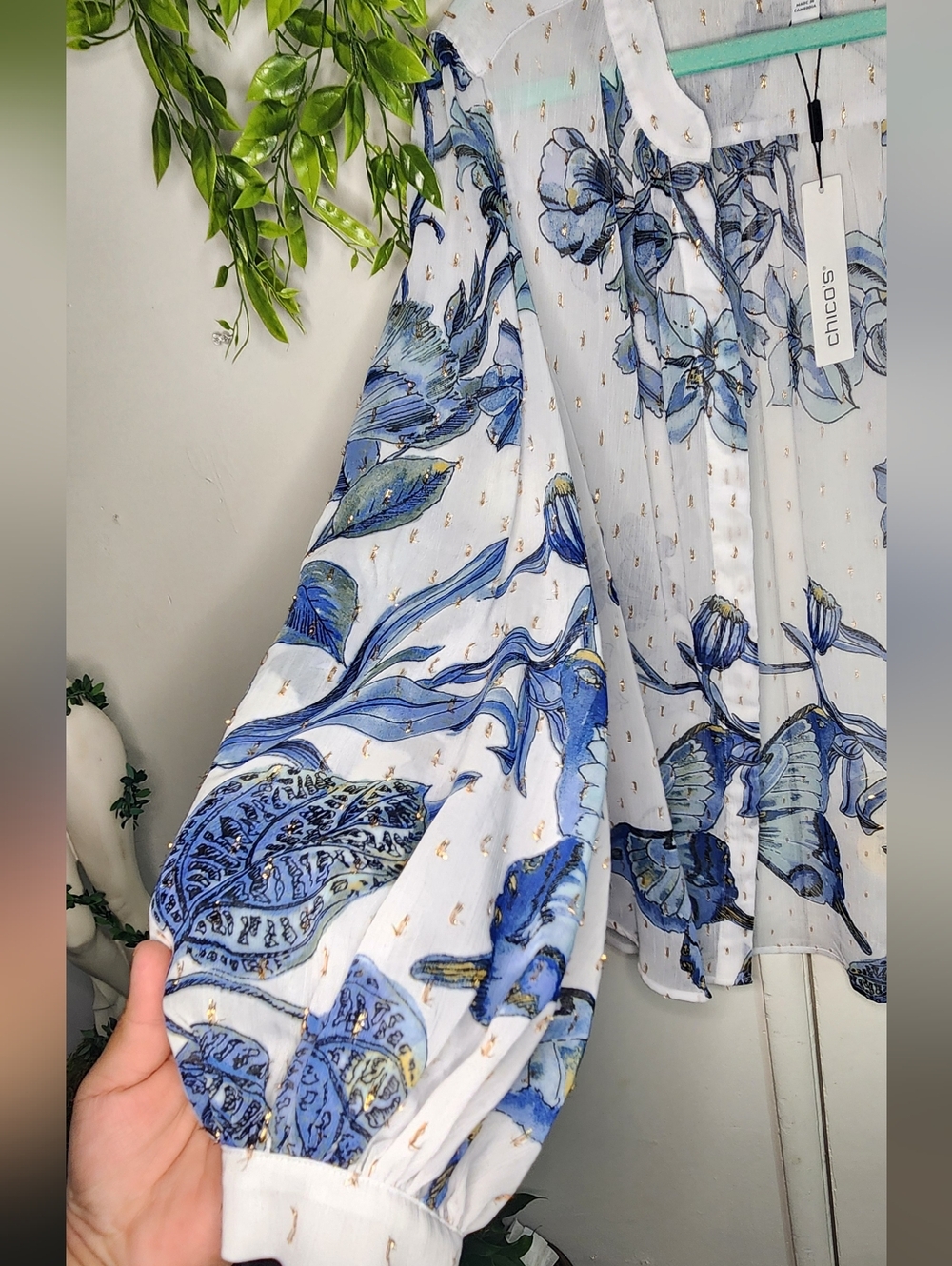 ✨ Chico’s Painted Wings Blouse NWT Blue Floral Butterfly Gold Detail ✨ - Picture 6 of 9